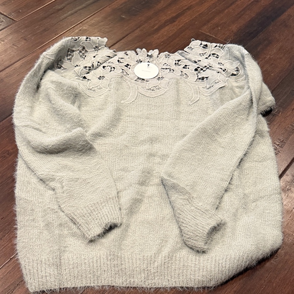 En Creme Off-the-Shoulder Lace Trim Sweater in Gray